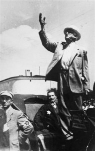 FIG.1: Rumkowski enuncia un discorso pubblico a bordo della sua carrozza.
