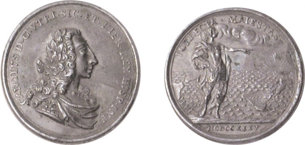 Figura 1: La legenda del rovescio della medaglia in figura 1734 si riferisce ad un passo di Orazio, CARMINA LIBER IV: PER QUOS LATINUM NOMEN ET ITALIAE CREVERE VIRES FAMAQUE ET IMPERII PORRECTA MAIESTAS AD ORTUS SOLIS AB HESPERIO CUBUILI (attraverso le quali il popolo latino e le forze italiche hanno accresciuto la fama e la maestà estesa dall’Impero dall’occidente al luogo dove il sole sorge).