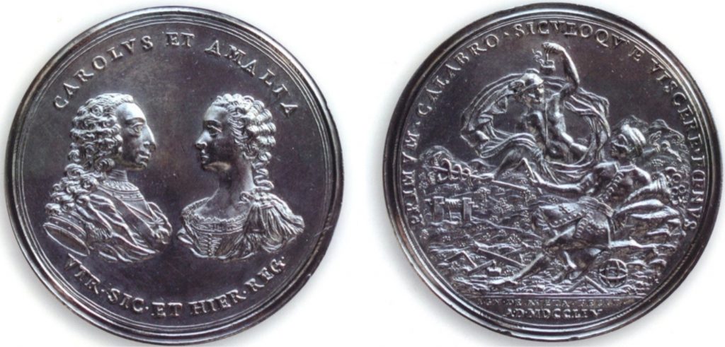 Figura 3: 1754 Per la scoperta delle miniere calabro sicule (D’Auria 18);D./ CAROLVS ET AMALIA VTR . SIC . ET HIER . REG . Busti affrontati di Carlo e Maria Amalia. R./ PRIMVM . CALABRO . SICVLOQV’E VISCERE FOENVS. (Il primo frutto dalle viscere della terra calabrese e siciliana). Mercurio, col caduceo nella destra e una lampada nella sinistra è vicino ad un uomo sdraiato che con il braccio sinistro sorregge una cornucopia. Sul suolo, attrezzi da minatore. All’esergo: IGN.DE AVETA.FECIT. / A.D.MDCCLIV.