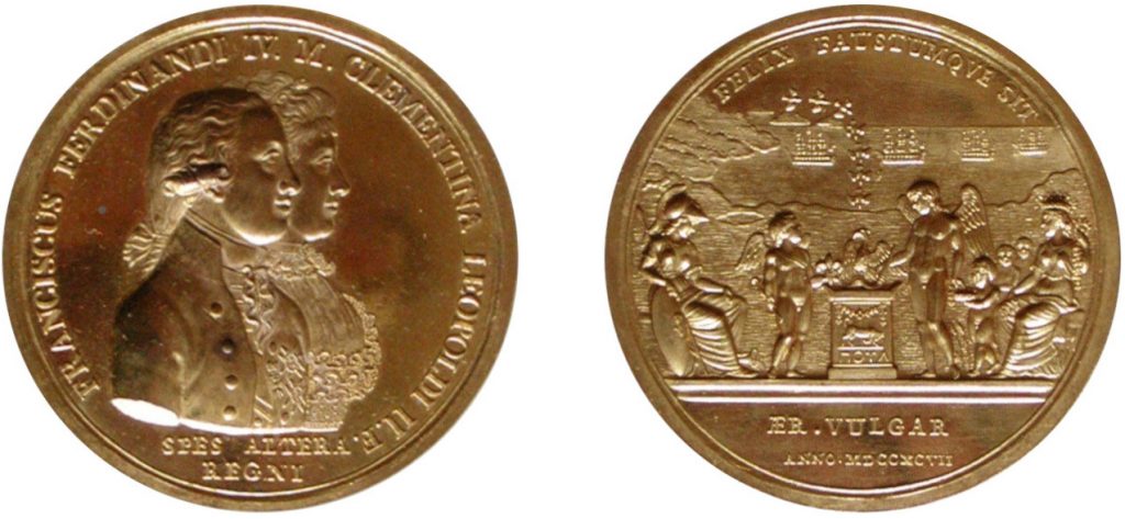 Figura 5: 1797 per le nozze del Duca di Calabria con Maria Clementina d’Austria (D’Auria 54); D./ FRANCISCUS FERDINANDI IV . M . CLEMENTINA LEOPOLDI II . F . Busti affiancati a destra del Duca di Calabria e della Duchessa; sotto, SPES ALTERA / REGNI e, nel taglio del braccio, D. PERGER. R./ FELIX FAVSTVMQUE SIT (Che sia felice e fausto). Minerva seduta a sinistra, tiene una lancia e uno scudo, al centro Cupido con l’arco e un giglio nella mano, rivolto verso un Genio alato che nei pressi di un'ara è intento ad accendere il fuoco propiziatorio; dalle fiamme si libera la fenice.. A destra Cerere seduta e davanti a lei tre fanciulli offerenti. Sullo sfondo la costa pugliese, quattro navi e nel cielo stormo di uccelli che scende verso terra. All'esergo, ÆR.VULGAR / ANN.MDCCXCVII.