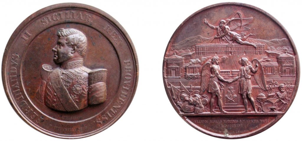 Figura 14: 1846 Per la inaugurazione della ferrovia Napoli Caserta (D’Auria 211); D./ FERDINANDVS II SICILIAR. REX PROVIDENTISS. Busto del Re a sinistra in divisa militare, con fascia e insegne. Sotto il busto, ALOY.ARNAUD SCULP e, in basso, D.CICCARELLI M.P. ("Monetae Praefectus"). R./ Due Geni alati, raffiguranti la Guerra e la Pace, si stringono la mano davanti a un’ara sulla quale sono scolpiti i gigli Borbonici. Ai lati, trofei di armi e attributi delle arti e delle scienze. In alto, allegoria del Tempo e sullo sfondo il treno che passa davanti alla Reggia di Caserta. All'esergo: VIARVM MORAS HOMINIS SOLLERTIA VICIT / MDCCCXLVI (L'ingegnosità degli uomini vinse gli ostacoli delle strade). In basso: T . ARNAUD DIR .ALOY . ARNAUD FECIT.