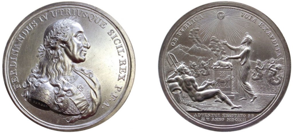 Figura 6: 1802 per i pubblici voti esauditi del Re Ferdinando IV a Napoli (D’Auria 67); D./ FERDINANDUS IV UTRIUSQUE SICIL . REX P. F. A.; Busto corazzato e laureato del Re a destra. Sul taglio della spalla: D. PERGER; R./ OB PVBLICA VOTA EXAVDITA (per i voti pubblici esauditi). Il Sebeto sdraiato a sinistra è rivolto verso un sacerdote che, con le braccia alzate verso il sole che sorge, si appresta a sacrificare la vittima posta sopra un’ara, in fondo il Vesuvio in eruzione, nel mare le sirene cantano e suonano. In esergo: ADVENTUI EXOPTATO P. P. = AE . V . ANNO MDCCCII.