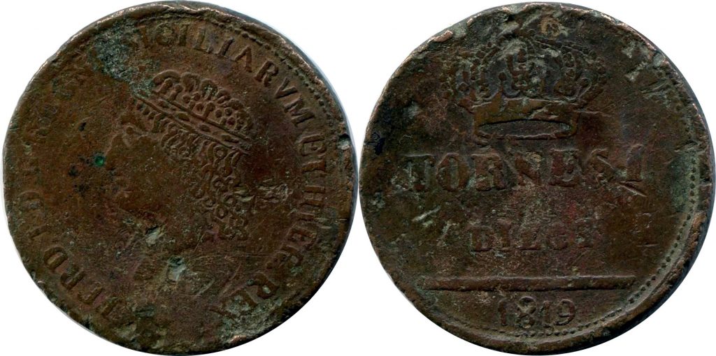Esemplare falso di un 10 tornesi 1819: D/ FERD. I. D. G. REGNI SICILIARUM ET HIER. REX, testa coronata del re verso sinistra , il simbolo sotto il collo non è visibile; R/ TORNESI DIECI, sopra corona, in esergo 1819. Peso 26,75 g, diametro 38 mm. Contorno ''leggermente martellato''.